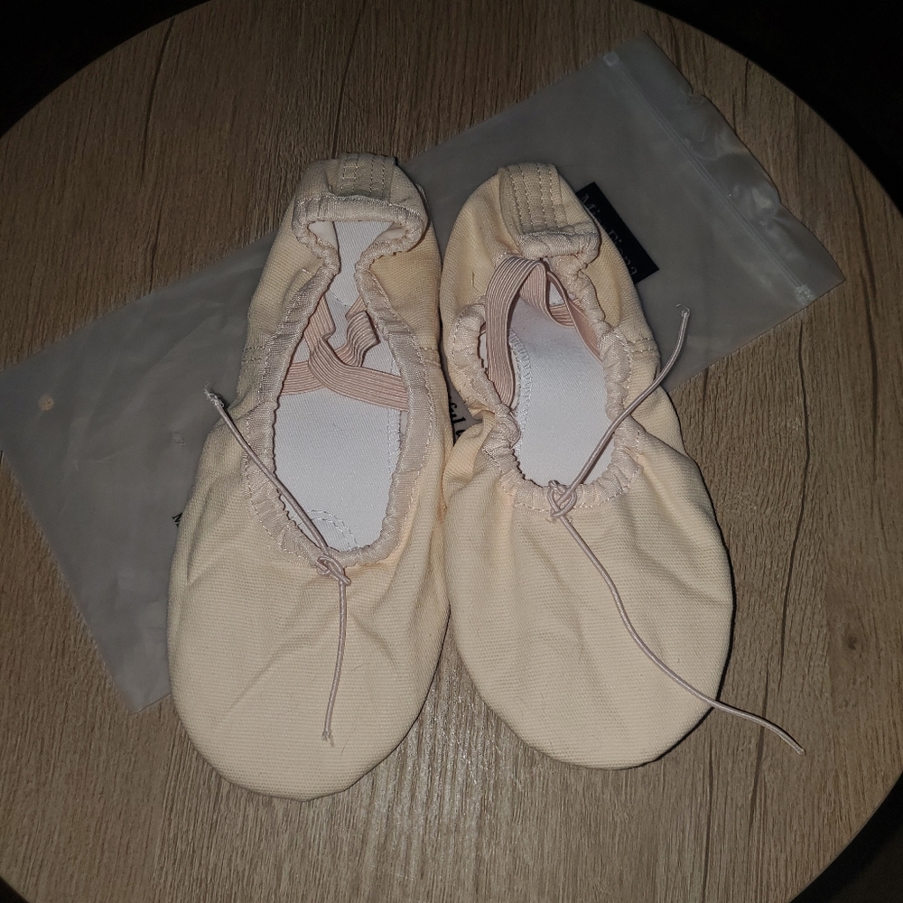 Brand New Ballet flats 6.5, Dance